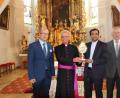 Bild: soj
Das Bild zeigt (v.li. Kirchenpfleger Stefan Kausler, Domvikar Harald Scharf, Pfarrer Pater Anish George und Pfarrgemeinderatssprecher Hans Enders bei der Übergabe der Reliquienmonstranz