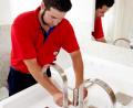 Bild: obs/Zentralverband SHK
Detailarbeit bei der Endmontage: Das Ausrichten der Armaturen und Seifenspender.