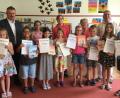 Bild: nbu
Im neu eingerichteten Lesezimmer der Josef-Voit-Grundschule werden die besten Vorleser ausgezeichnet (hinten, von links): die Jurymitglieder Heinrich Schwirzer, Anna Pamler, Hannelore Mayr-Dorner, Rektorin Ulrike Frank und Bürgermeister Norbert Bücherl; (vorn, von links): die erfolgreichen Teilnehmer mit Marlies Döbereiner, Elijah Rietzscher, Emilia Negel, Mia Dotzler, Ronja Amann, Sebastian Lederer, Jasmin Neuberger und Jonas Eglmeier.