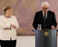 Bild: Kay Nietfeld
Bei der Überreichung der Ernennungsurkunde an die neue Bundesjustizministerin Christine Lambrecht fing die Kanzlerin plötzlich an, am ganzen Körper zu zittern.