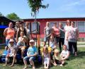 Bild: wro
Das frisch gepflanzte Bäumchen ist erst der Anfang. In wenigen Wochen sollen der gesamte Garten und auch der Kindergarten St. Josef noch attraktiver werden.