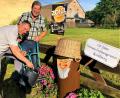 Bild: jml
OWV-Vorstand Markus Müller (links) und Laienspielwart Lothar Pöll haben den „Stammvater“ an der Weidener Straße aufgestellt. Die lustig bemalte Figur bringt die Gründung des ersten Ortsverschönerungsvereins in Erinnerung.