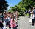 Bild: awo
Zu den Gratulanten bei der Hochzeit von Alexandra und Thomas Hecht gehörten auch die Schulkinder aus Waldthurn.