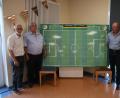 Bild: sne
Der SV Grafenwöhr sucht Rasen-Paten. 84, um genau zu sein, denn so viele Parzellen stehen Gönnern des Vereins zur. Stellvertretender Vorsitzender Werner Wächter (von links), Fußball-Abteilungsleiter Johann Danninger, Vorsitzender Thomas Reiter und Spielführer Johannes Renner freuen sich auf viele Paten.