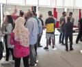Bild: Bühner
Dichtes Gedränge herrscht vor dem Aushang mit Stellenangeboten für Flüchtlinge.