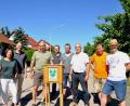 Bild: es
Bürgermeister Max Völkl (Dritter von links) unterzeichnet mit den Anwohnern der Bürgermeister-Robl-Straße eine Vereinbarung zur Pflege der kommunalen Grünflächen ihrer Straße.
