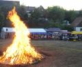 Bild: bey
Mächtig lodern die Flammen beim Johannisfeuer der Oberwildenauer CSU und JU in den abendlichen Himmel. Die Besucher halten sich angesichts der spürbaren Hitze lieber im Hintergrund an den Biertischgarnituren auf.