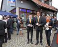 Bild: nm
Groß gefeiert wurde bei der Raiffeisenbank in der Grenzgemeinde im September 2016. Anlass war der Abschluss der umfangreichen Sanierungsarbeiten an dem Bankgebäude. Eine nächste Feierrunde steht am Sonntag, 7. Juli, bevor.