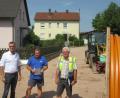 Bild: fg
Stippvisite von Ort in der Moosweiherstraße. Im Bild von links Bürgermeister Hermann Falk ,Polier Christian Wallner und Erhard Obendorfer von Seuss-Ingenieure.