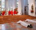 Bild: Fotoagentur Kiderle
Der ergreifendste Augenblick der Priesterweihe war für die Gläubigen aus Falkenberg der Moment, als die beiden Weihekandidaten mit dem Gesicht zum Boden lagen. Das versinnbildlicht, dass sie sich in nun Gottes Hand begeben.
