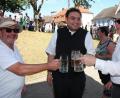 Bild: wro
Ob mit Mineralwasser oder Zoigl im Krug, viele wollten mit Jaime-Pasqual Hannig (Bildmitte) auf die Priesterweihe anstossen.