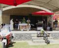 Bild: sck
Vor dem Altar haben die Biker zwei Motorräder postiert und Helme in Kreuzform abgelegt.