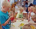Bild: sön
Die Kinder durften Armbändern, Halsketten und Fußkettchen aus Glasperlen basteln.