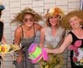 Bild: mab
Gute Laune beim 15. Bürgerfest in Schwarzenfeld: Zu hübschen Frauen gehören bunt-verrückte Hüte