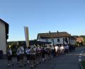Bild: gi
Die Vereine ziehen mit den Moosbacher Musikanten in die Dorfkirche, um den Namenstag von Johannes dem Täufer zu feiern.