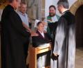 Bild: cog
Dekan Karlhermann Schötz, Diakon Bernd Deyerl, Pfarrer i. 
R. Hannes Ostermayer und Pfarrer Uwe Markert (stehend von rechts) segnen Schwester Gerlinde Fuchs (kniend) bei ihrer Berufung zur Prädikantin.