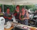 Bild: u
Seit sechs Jahren verwöhnen die AsF-Frauen die Bewohner des Phönix-Seniorenzentrums Evergreen beim Hollerfest mit frisch gebackenen Hollerküchln. Als Dankeschön für das Sammeln der Dolden und Backen der Schmankerln gab es für die Damen kleine Blumenpräsente. Von links: Karin Zerhau, Helga Färber, Marianne Hartmann, Roswitha Kopera und die SPD-Seniorenbeauftragte Bärbel Grützner.