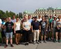 Bild: mde
Drei erlebnis- und kulturreiche Tage hatten die Reisenden beim Vereinsausflug der Feuerwehr Kemnath nach Wien. Das Gemeinschaftsbild der 38 Ausflügler entstand bei der Besichtigung des Schlossgartens Belvedere.