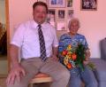 Bild: aun
Bürgermeister Stefan Braun gratuliert Anna Geitner zum 85. Geburtstag.