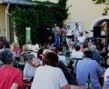 Bild: bey
Die Besucher von "Klassik am Tor" genießen böhmische Klänge bei angenehmen Temperaturen.