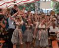Bild: bnr
Durch das Defilee der Festdamen und Ehrengäste werden alle Vereine mit Applaus begrüßt. Die Festdamen aus Iffelsdorf kennen keine Müdigkeit.
