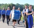 Bild: ral
Der Jubelverein auf dem Weg zum Sportplatz.