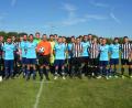 Bild: jr
Extrem unter den heißen Temperaturen hatten die vier teilnehmenden Mannschaften beim Sommercup des TSV Konnersreuth zu leiden. Am Ende setzte sich der VfB Arzberg (gestreifte Trikots) im Finale im Elfmeterschießen gegen den Gastgeber TSV Konnersreuth durch. Geleitet wurde das Endspiel von Schiedsrichter Günter Mielsch (Mitte).