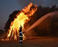 Bild: rgr
Feuerwehrmitglieder bewässern den Platz rund um das Johannisfeuer, so dass Gäste bedenkenlos feiern können.