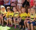Bild: dob
Auf einem Bauernhof ist allerhand geboten. Auf Augenhöhe mit Kuh & Co. waren die Mädchen und Buben der Kindertagesstätte Don Bosco bei ihrem Auftritt am Pfarrfestsonntag.