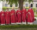 Bild: altrofoto.de
Bischof Rudolf Voderholzer (Mitte) mit den neuen Priestern.
