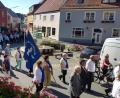 Bild: gi
Vom Kurpark-Eingang zur Pfarrkirche St. Peter und Paul marschierten die Vereine, angeführt von den Moosbacher Musikanten, zum Festgottesdienst.