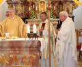 Bild: rha
An seiner langjährigen Wirkungsstätte St. Ägidius in Vilseck feiert Dietmar Schindler, jetzt Ruhestandsgeistlicher in der Pfarrei St. Josef Weiden, sein 50. Priesterjubiläum (von links): Kaplan Pater Johannes Bosco (Weiden), Pfarrvikar Hruday Kumar Madanu, Pastoralassistent Stefan Dotzler (Weiden), Diakon Dieter Gerstacker, Jubelpriester Dietmar Schindler, Pfarrer Markus Schmid (Weiden) und Pfarrer Martin Schultes (früher Schlicht).