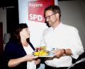 Bild: Hirsch
Unterbezirksvorsitzende Marianne Schieder (links) bedankte sich beim Parlamentarischen Staatssekretär Florian Pronold (rechts) mit einem Geschenk.