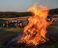 Bild: gi
Auf der „Busl-Höhe“ über Tröbes wurde das Johannisfeuer von der Landjugend mit ihren Vorsitzenden Kerstin Hofmeister und Jonas Rom und weiteren vier Mitgliedern entzündet. Pfarrer Josef Most segnete zuvor das Johannisfeuer. Gemeinsam wurde mit der Bevölkerung das alte Brauchtum gefeiert.
