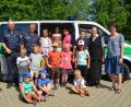 Bild: dob
Die Pleysteiner Vorschulkinder und die Waldkindergartenkinder "Wilde Wichtel" kamen an einem Vormittag zusammen zur Polizei. Dienststellenleiter Martin Zehent (links) räumt dieser präventiven Maßnahme hohe Bedeutung ein.