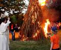 Bild: R. Kreuzer
Pater Johannes Bosco segnet das Feuer.