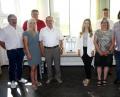 Bild: wro
Firmen und die Marktgemeinde haben zusammengelegt, um einen 3D-Drucker für die Mittelschule zu kaufen. Den Startknopf drückten (von rechts) Schulamtsdirektor Rudolf Kunz, Lehrer Matthias Burger und Schulleiterin Andrea Schiml.