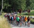 Bild: fdl
Die geschmückten Pilgertafeln der Gläubigen aus Hirschau und Ehenfeld führen den Pilgerzug auf den Mariahilfberg an.