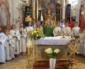Bild: jow
In einem sehr festlichen Gottesdienst begeht Pfarrvikar Robert Kratzer (Mitte) zusammen mit dem Lintacher Gläubigen sein 35. Priesterjubiläum.
