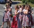 Bild: kro
Die Plößberger Festdamen in Erwartung des Schusses der Tirschenreuther Böllerschützen zum Start des Festzugs.
