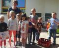 Bild: öt
Die Kleinen des Kinderhauses Sankt Josef in Neusorg mit ihrer Erzieherin Petra Söllner dankten den Mitgliedern der Neusorger Feuerwehr mit Geschenken für die realistische Brandschutzerziehung.