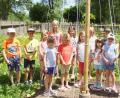 Bild: mmj
Um die selbst hergestellten Trittplatten stellten die Kinder in "Justinas Garten" ihr Bohnentipi auf.