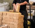 Bild: mvs
Wohlige Ofenwärme boomt, davon profitiert das Handwerk. Ofenbauer Wolfgang Altnöder beispielsweise baut hier mit Schamottsteinen.