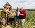 Bild: Hösamer
Landwirt Manfred Beer übergibt die Patenurkunde an Franz Winter (Schützengesellschaft Nabtal Wölsendorf, von rechts) sowie die Jäger Robert Braun und Rudi Lehner.