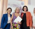 Bild: KDFB, Bardehle
Die Hauptpreisträgerin Jutta Speidel (Zweite von links) war von Sozialministerin Kerstin Schreyer (rechts) vorgeschlagen worden. Sie erhielt die Ellen-Ammann-Kamee von der KDFB-Landesvorsitzenden Emilie Müller (links) und Landtagspräsidentin Ilse Aigner (Zweite von rechts).