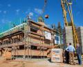 Bild: Reger Bau
Bei der Josef Reger Bau GmbH dürfen Azubis alle drei Jahre ein "Lehrlingshaus" errichten und so frühzeitig Verantwortung übernehmen. Das Gebäude im Bild entstand 2015 in Kohlberg, Landkreis Neustadt/WN.