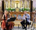 Bild: do
Gut platziert sind Saxophonist und Klarinettist Christian Elin und die Gambistin Friedericke Heumann vor den Stufen zum Hochaltar der barocken Klosterkirche Speinshart. Verwoben mit ihrer eigenen Klangsprache bescheren sie dem Publikum ein "grooviges" Barockerlebnis.