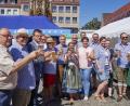 Bild: exb
Stadtrat Gerhard Groh (Nürnberg), Bürgermeister Klaus Meyer (Neualbenreuth), Stadtrat Marcus König (Nürnberg), die Bürgermeister Franz Stahl ( Tirschenreuth), Gottfried Härtl (Friedenfels) und Toni Dutz (Wiesau), Christine Trenner von der Steinwald-Allianz, Bürgermeister Roland Grillmeyer (Mitterteich), „Weißbier-Resi“ Martina Bleistein, Bürgermeister Johann Burger (Leonberg), Steinwald-Allianz-Geschäftsführer Martin Schmid, MdL Anna Toman, Alfons Schnurrer vom Fremdenverkehrsverein Neualbenreuth, Belinda Hoyer von der Ferienregion Stiftland, Stephanie Wenisch vom Tourismuszentrum Oberpfälzer Wald, Bürgermeister Bernd Sommer (Waldsassen) und Nina Lang von der Steinwald-Allianz (von links) stoßen auf den Erfolg an.