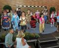Bild: Dobmeier
Mit einer Modenschau und Tanzvorführungen erfreuen die Kinder der Hans-Sauer-Schule beim Sommerfest zum Thema Heimat.