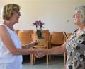 Bild: rgr
Frauenbund-Vorsitzende Doris Schreglmann (links) bedankt sich bei Kräuterpädagogin Edeltraud Forster für ihren Vortrag über Wildkräuter.